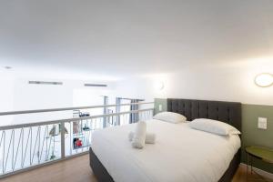ボーソレイユにあるMonte Carlo Monaco Border - Luxury - Cozy - Loft - Mezzanineのベッドルーム1室(白いシーツ付きのベッド1台、バルコニー付)