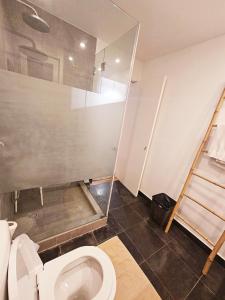 łazienka z toaletą i szklaną ścianą w obiekcie Peers Guest House w mieście Cascais