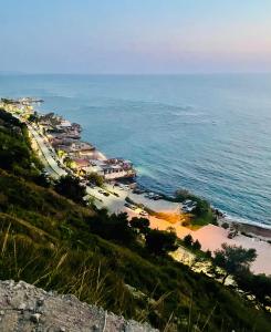 een stad op een heuvel naast de oceaan bij Beus home in Durrës