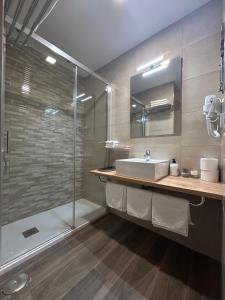 uma casa de banho com um lavatório e um chuveiro em Alianza Suites em Madri