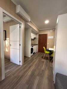 a living room with a table and a kitchen at Alianza Suites in Madrid