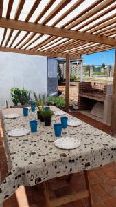 una mesa con tazas y platos azules en un patio en Cabañas tu despertar en Oro Verde