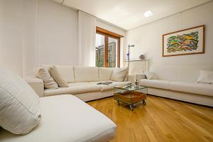 ein Wohnzimmer mit einem Sofa und einem Tisch in der Unterkunft Elegance Suite Isabella in Riva del Garda