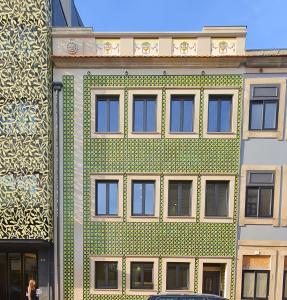 ein Gebäude mit einem grünen und weißen Muster in der Unterkunft The Convo Porto Apartments in Porto