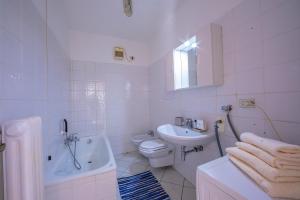 Ένα μπάνιο στο Dogana Best Lake View - Happy Rentals +16 φωτογραφίες