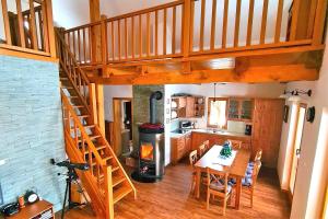 - une cuisine et une salle à manger avec un escalier en colimaçon dans une maison dans l'établissement Forester's Hut With Whirlpool & Sauna - Happy Rentals, à Dol pri Hrastniku