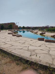 ein großer Pool mit Wasser in einem Park in der Unterkunft jenlyn chalet-families only in Ain Suchna