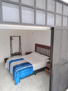 a bedroom with a bed in a room at Hermosos Departamentos in Cozumel