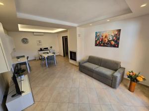 ein Wohnzimmer mit einem Sofa und einem Tisch in der Unterkunft Casa Achille in Spello