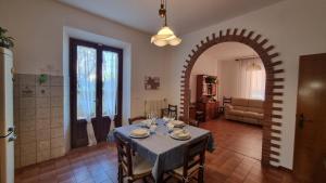 a living room with a table and an archway at A casa di Gina in Rosignano Solvay