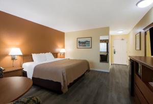 Postel nebo postele na pokoji v ubytování Quality Inn & Suites Medford Airport