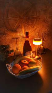 Smederevska Palanka的住宿－Motel Castello，桌子上放着一盘橙子,放着一瓶酒