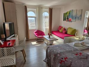 - une chambre avec un lit, un canapé et une télévision dans l'établissement Matea apartman, à Belgrade