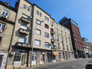 un grand bâtiment dans une rue de la ville avec dans l'établissement Matea apartman, à Belgrade