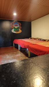 2 camas en una habitación con un cartel de marineros en la pared en Triloka Dorm by The Offbeat Crew, en Munnar