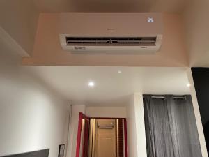 a air conditioner on the ceiling of a room at L'Étage, hypercentre Toulousain, Climatisé in Toulouse