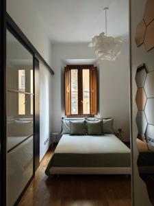 una camera da letto con un letto e una finestra di Fluère - Via Riva Reno a Bologna