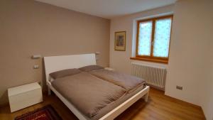 una camera con letto e finestra di Casa Micheli a Trento