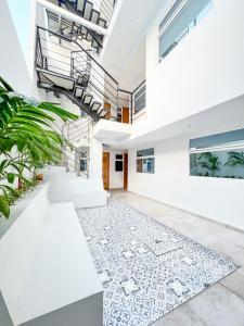 ein interner Blick auf ein Haus mit einer Treppe und einem Teppich in der Unterkunft Stanza Hotel Monteria in Montería