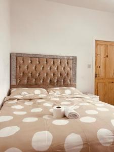 1 dormitorio con 1 cama grande y 2 toallas. en Double Bedroom in Greater Manchester en Mánchester