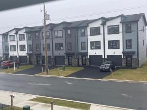 un edificio de apartamentos con un coche aparcado en un aparcamiento en Stay With Precious, en Halifax