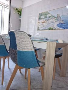 een keuken met een tafel met stoelen en een wastafel bij Znc Holiday House in Cetara