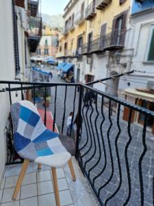 een stoel bovenop een balkon bij Znc Holiday House in Cetara