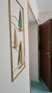 ein Spiegel an einer Wand neben einer Tür mit Regalen in der Unterkunft Znc Holiday House in Cetara