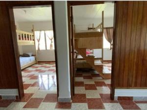 einen Blick auf ein Zimmer mit einer Treppe und ein Wohnzimmer in der Unterkunft Hostel Casa Verde, Tela Atlantida. in Tela