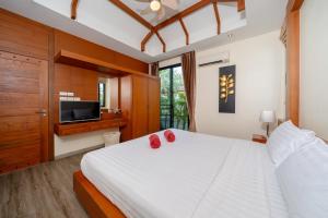 Un pat sau paturi într-o cameră la Private 2BR Pool Villa 2D03 in Gated Residence Rawai VIP Villas +18 fotografii
