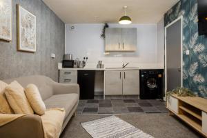 uma sala de estar com um sofá e uma cozinha em Lovely Getaway Apartment: Two-Bedroom in Rotherham em Rotherham