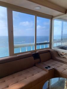 uma sala de estar com um sofá e vista para o oceano em A luxury apartment in Alexandria em Alexandria