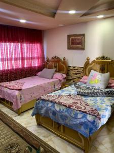 um quarto com 2 camas e uma janela em A luxury apartment in Alexandria em Alexandria