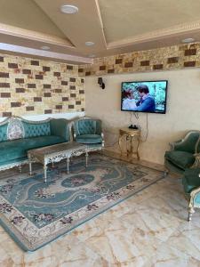 uma sala de estar com um sofá e uma televisão na parede em A luxury apartment in Alexandria em Alexandria