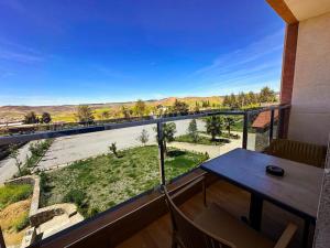 d'un balcon avec une table et une vue sur la rivière. dans l'établissement AUBERGE JOMANA PARK, à Azrou