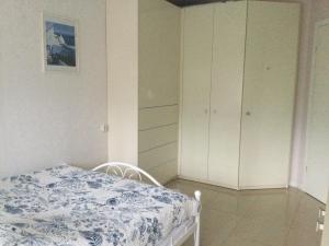 um quarto com uma cama e armários brancos em Apartament Żagiel em Łukęcin