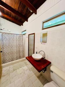 a bathroom with a sink and a toilet at Hotel Exotic Lodge in Puerto Viejo