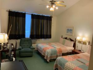 Llit o llits en una habitació de Country Lodge Inn