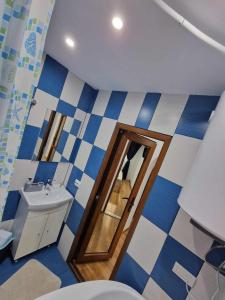 une salle de bain avec toilettes et lavabo dans l'établissement Apartamentul lui Vlad, à Jurilovca