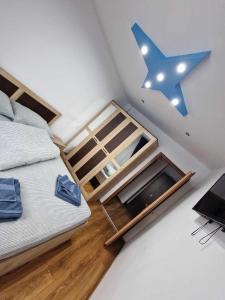 a bedroom with a bed and a star on the wall at Apartamentul lui Vlad in Jurilovca