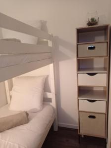 - une chambre avec des lits superposés, un oreiller et une étagère à livres dans l'établissement Village Camarguais Logement 4 personnes, à Arles