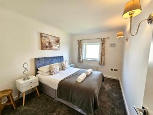 a small bedroom with a bed and a window at Kiwi Tree Serviced Apartment in Cambridge