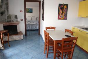 eine Küche mit einem Tisch und Stühlen sowie einem Kamin in der Unterkunft HOTEL SANTA CLARA in Camerota