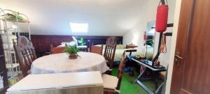 a room with a table and chairs in a room at Castro-urdiales Apartamento 3 minutos de la playa in Castro-Urdiales