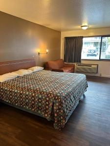 um quarto de hotel com uma cama grande e uma janela em Rama Inn em Washougal