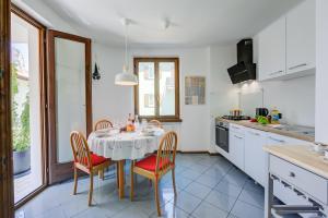 A kitchen or kitchenette at The Rock View - Happy Rentals