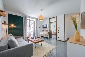 A seating area at The Rock View - Happy Rentals