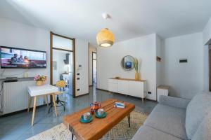 A seating area at The Rock View - Happy Rentals