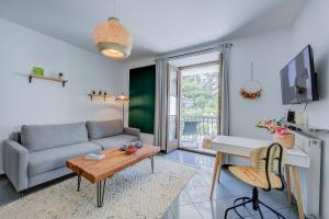 A television and/or entertainment centre at The Rock View - Happy Rentals