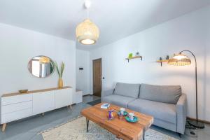A seating area at The Rock View - Happy Rentals